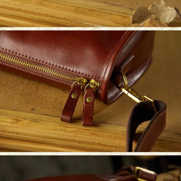 Borsa in pelle marrone con cerniera dorata e dettagli in metallo, design elegante e resistente, ideale per moda e accessori di lusso.