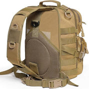 Zaino tattico militare beige, compatto, con cinghie regolabili, tasche multiple e sistema MOLLE. Ideale per escursioni e attività outdoor.