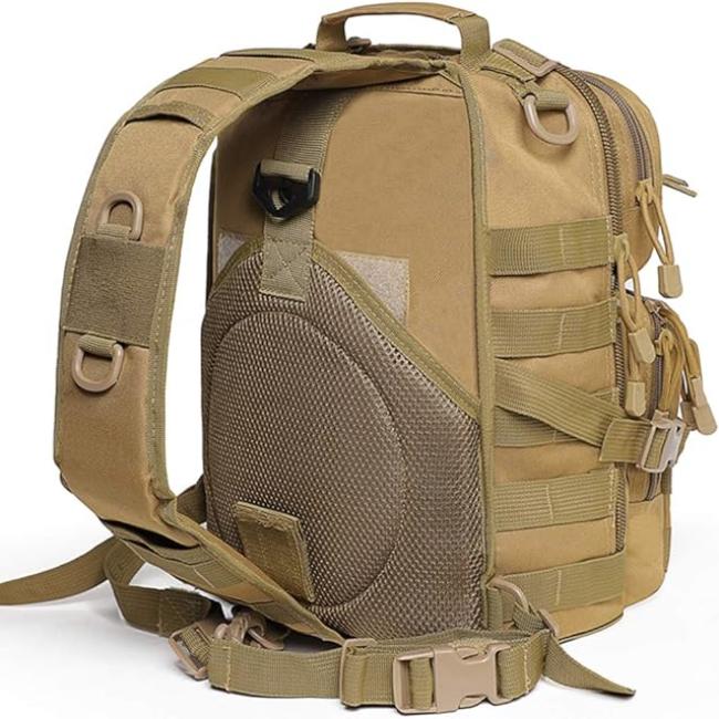 Zaino tattico militare beige, compatto, con cinghie regolabili, tasche multiple e sistema MOLLE. Ideale per escursioni e attività outdoor.