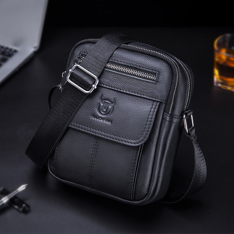 Borsa a tracolla in pelle nera da uomo con tasca frontale e cerniera, design elegante e moderno, ideale per lavoro e viaggi. Accessorio moda maschile.