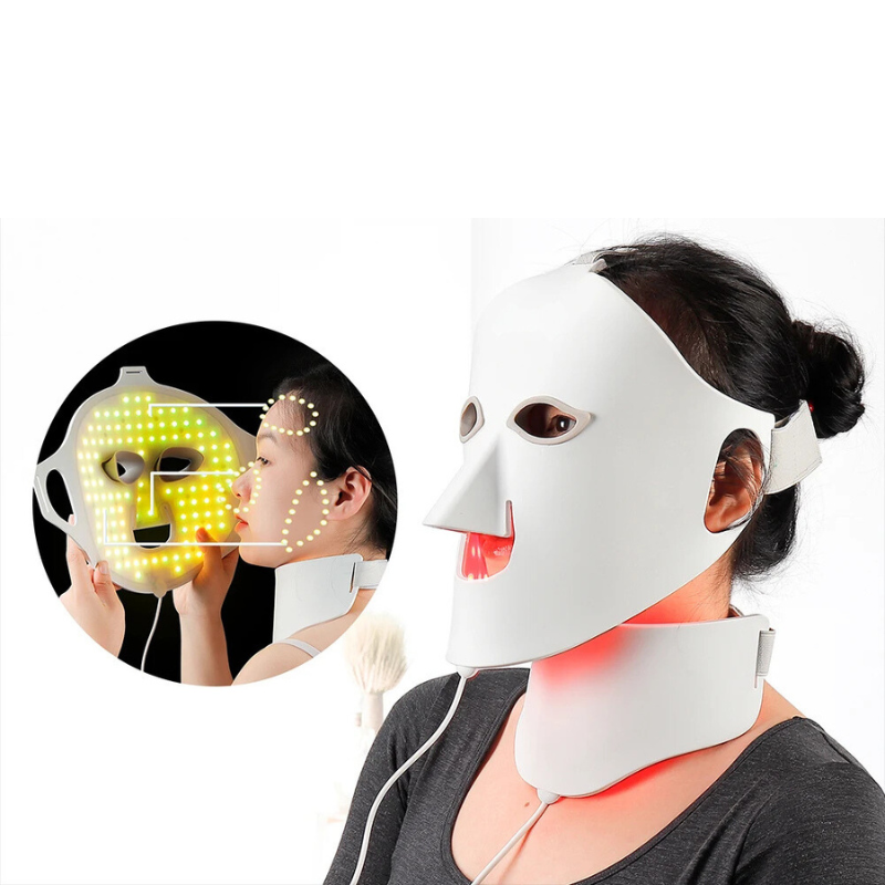 Maschera LED terapia luce per viso e collo, donna indossa dispositivo bianco con luci gialle e rosse, trattamento bellezza pelle, cura anti-età.