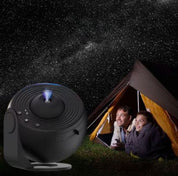 Diffusore di aromi nero con fiamma LED, accanto a una tenda da campeggio sotto un cielo stellato. Accessorio per aromaterapia e relax all'aperto.