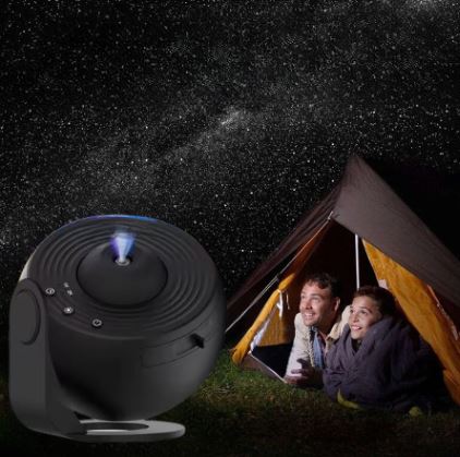 Diffusore di aromi nero con fiamma LED, accanto a una tenda da campeggio sotto un cielo stellato. Accessorio per aromaterapia e relax all'aperto.