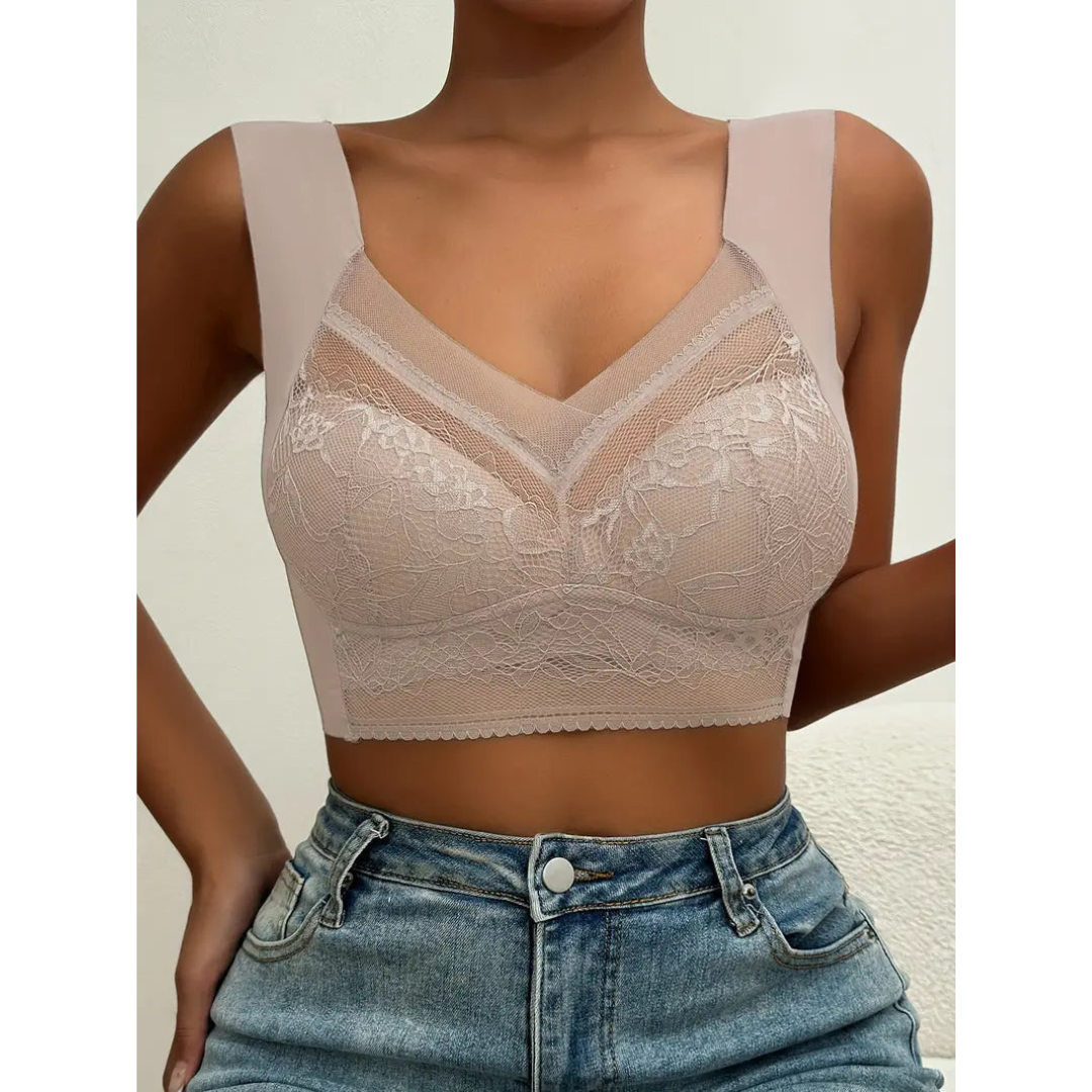 Reggiseno bralette in pizzo beige, design senza ferretto, spalline larghe, indossato con jeans. Intimo femminile elegante e confortevole.