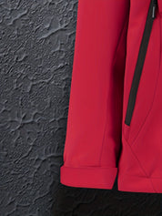 Giacca impermeabile rossa da donna, tessuto tecnico, zip nera, ideale per escursioni e sport all'aperto. Design moderno e funzionale.