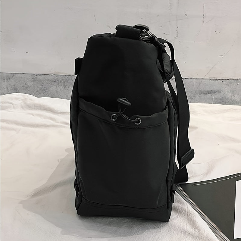 Zaino nero minimalista su sfondo bianco, design moderno con tasca frontale e chiusura a cordoncino. Ideale per viaggi e uso quotidiano.