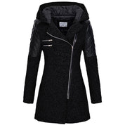 Cappotto donna nero con cappuccio, maniche in pelle trapuntata, chiusura zip asimmetrica. Elegante e moderno, ideale per l'inverno.