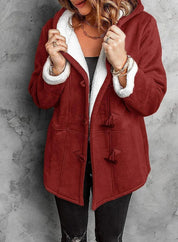 Giacca invernale donna rossa con cappuccio, interno in pelliccia sintetica bianca, chiusura a bottoni, stile casual, ideale per look autunnali.