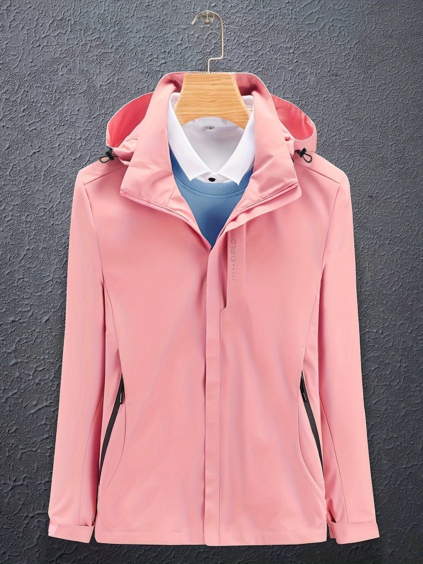 Giacca softshell rosa da donna con cappuccio, chiusura zip, su gruccia. Design elegante, ideale per outdoor e casual. Tessuto impermeabile.