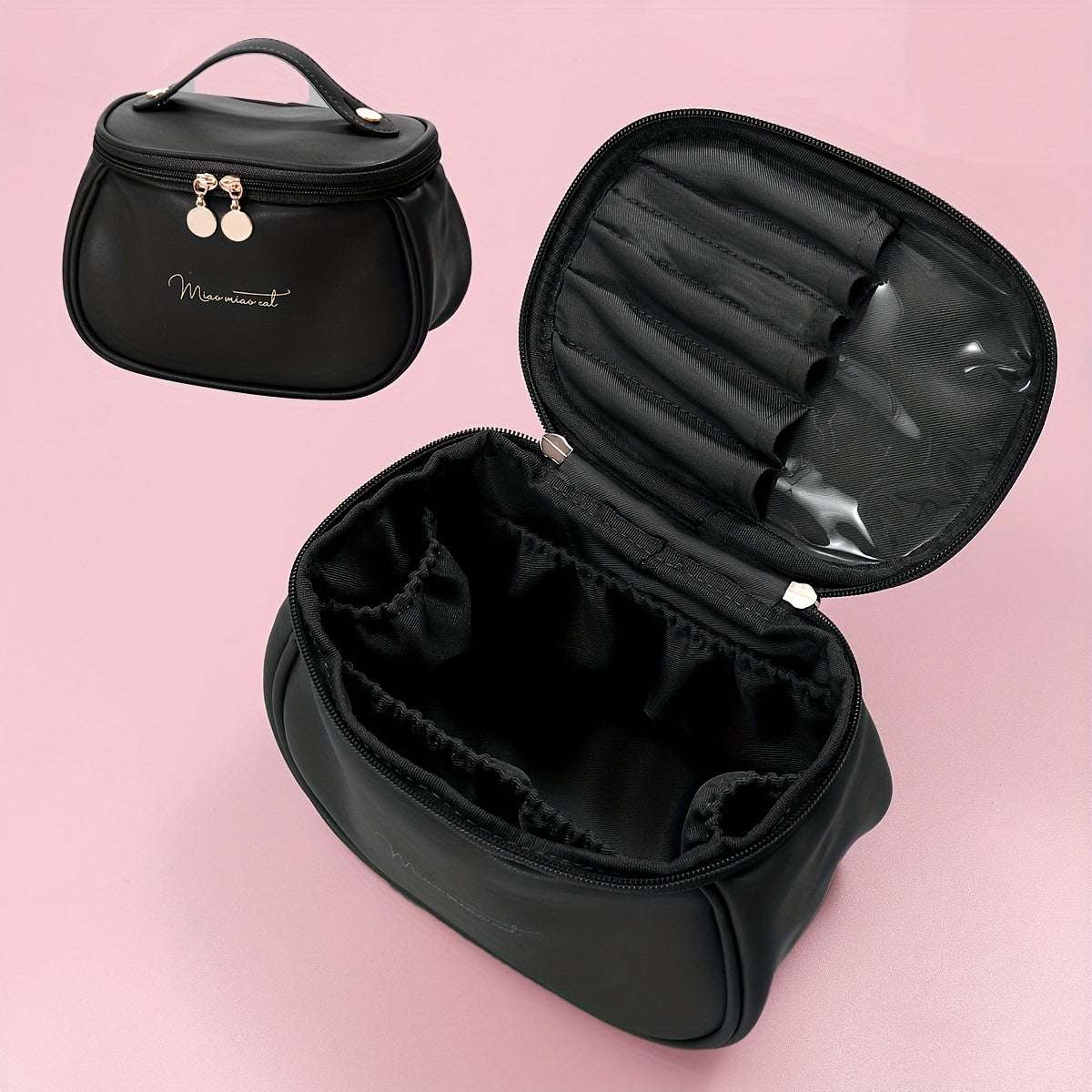 Borsa cosmetica nera in pelle sintetica con scomparti interni, cerniera dorata e manico superiore, ideale per trucco e accessori da viaggio.