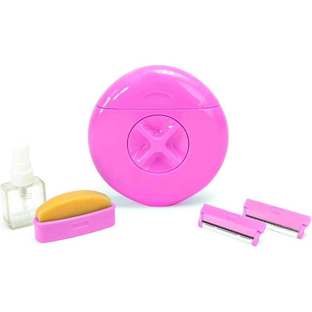 Rasoio portatile rosa con lame di ricambio, sapone e flacone spray. Kit depilazione compatto per donna, ideale per viaggi e uso quotidiano.