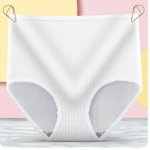 Mutandine a vita alta bianche in cotone a coste, appese con mollette. Intimo donna comodo e traspirante, ideale per uso quotidiano.