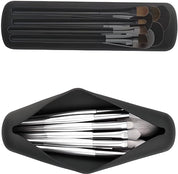 Set di pennelli da trucco professionali in custodia nera, ideale per applicazione di cosmetici. Accessori essenziali per make-up artist e appassionati.