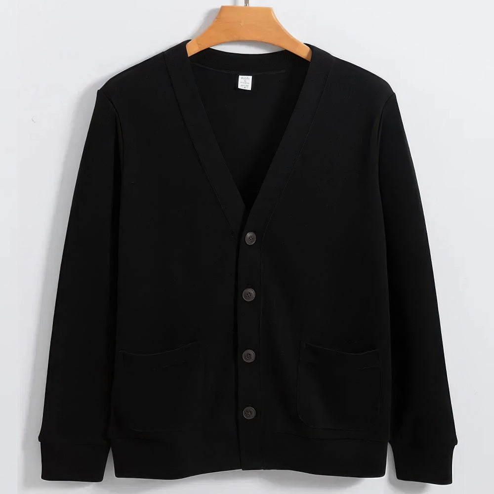 Cardigan nero da uomo in cotone, con scollo a V, bottoni frontali e tasche, appeso su gruccia di legno. Maglione elegante e casual.