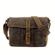 Borsa a tracolla in tela marrone vintage con fibbia in pelle, tasche frontali e tracolla regolabile. Ideale per uomo e donna, stile casual.