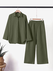 Completo pigiama donna verde oliva, camicia a maniche lunghe e pantaloni larghi, tessuto morbido, abbigliamento notte elegante e confortevole.