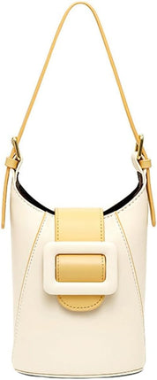 Borsa a secchiello in pelle bianca e gialla con fibbia decorativa, tracolla regolabile. Design elegante e moderno, accessorio moda donna.