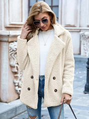 Donna con cappotto in pile beige, occhiali da sole, jeans strappati e maglia bianca. Moda autunnale, abbigliamento casual elegante.