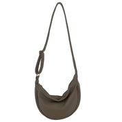 Borsa a tracolla semicircolare in pelle marrone, design minimalista, chiusura con zip, ideale per moda donna, accessorio elegante e versatile.