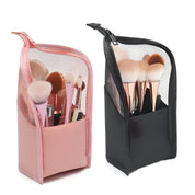 Due astucci per pennelli trucco in pelle sintetica, uno rosa e uno nero, con cerniera e setole morbide. Accessori cosmetici eleganti e pratici.