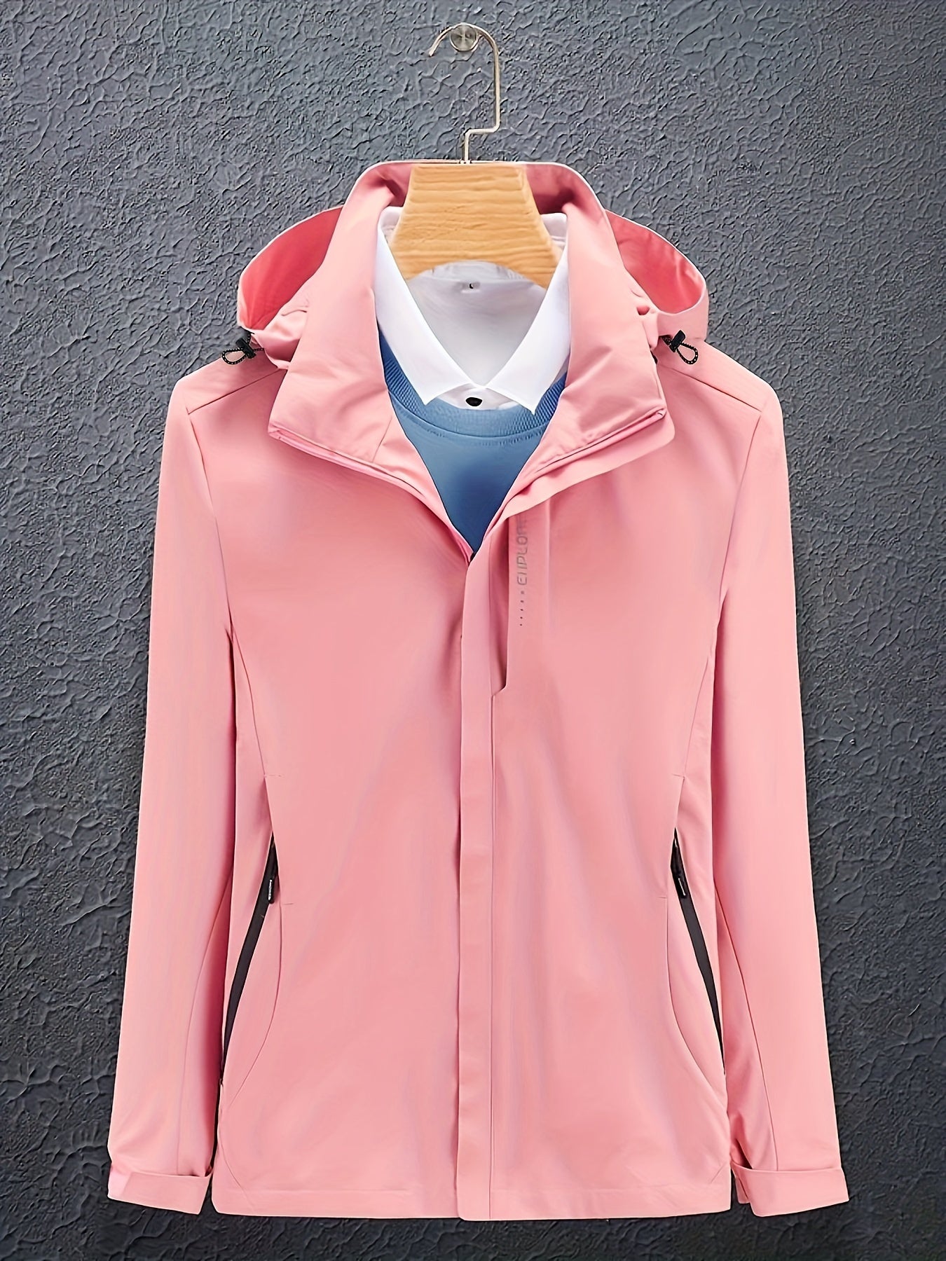 Giacca softshell rosa da donna con cappuccio, chiusura zip, su gruccia. Ideale per outdoor, impermeabile e antivento. Elegante e funzionale.