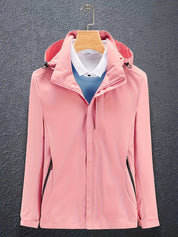 Giacca softshell rosa da donna con cappuccio, chiusura zip, su gruccia. Ideale per outdoor, impermeabile e antivento. Elegante e funzionale.