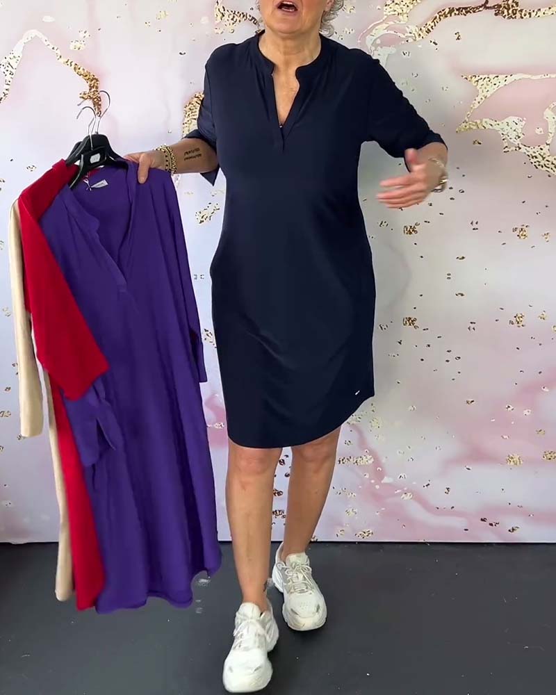 Donna in abito nero casual, tiene abiti colorati su gruccia. Sfondo decorativo. Moda femminile, abbigliamento casual, shopping online.