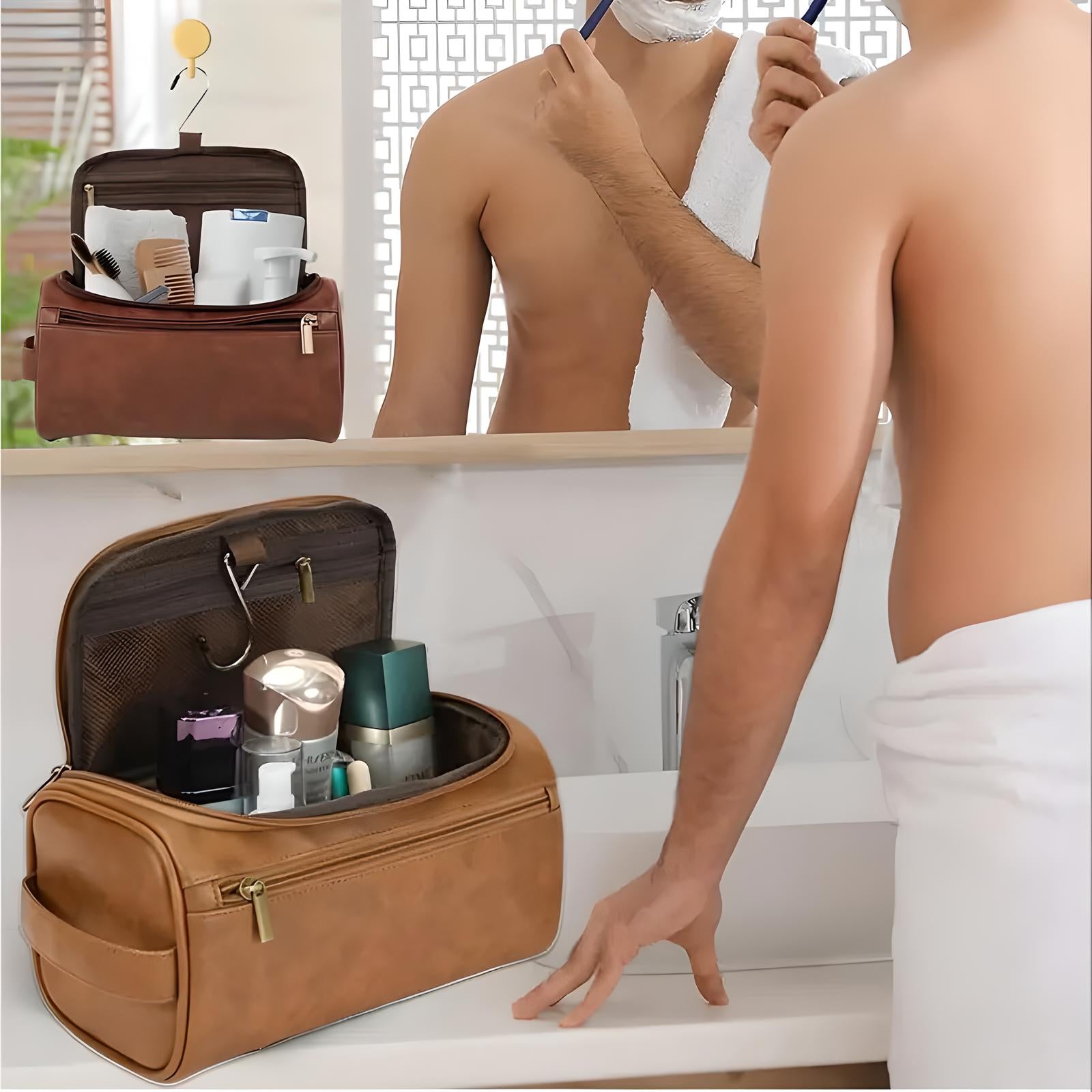 Uomo in bagno con borsa da toilette in pelle marrone, contenente prodotti per la cura personale. Specchio riflette la scena. Accessori da viaggio eleganti.