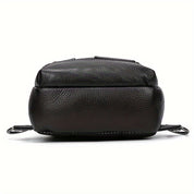Zaino in pelle nera con texture granulosa, design compatto e dettagli metallici. Ideale per moda urbana e viaggi. Accessorio elegante e funzionale.