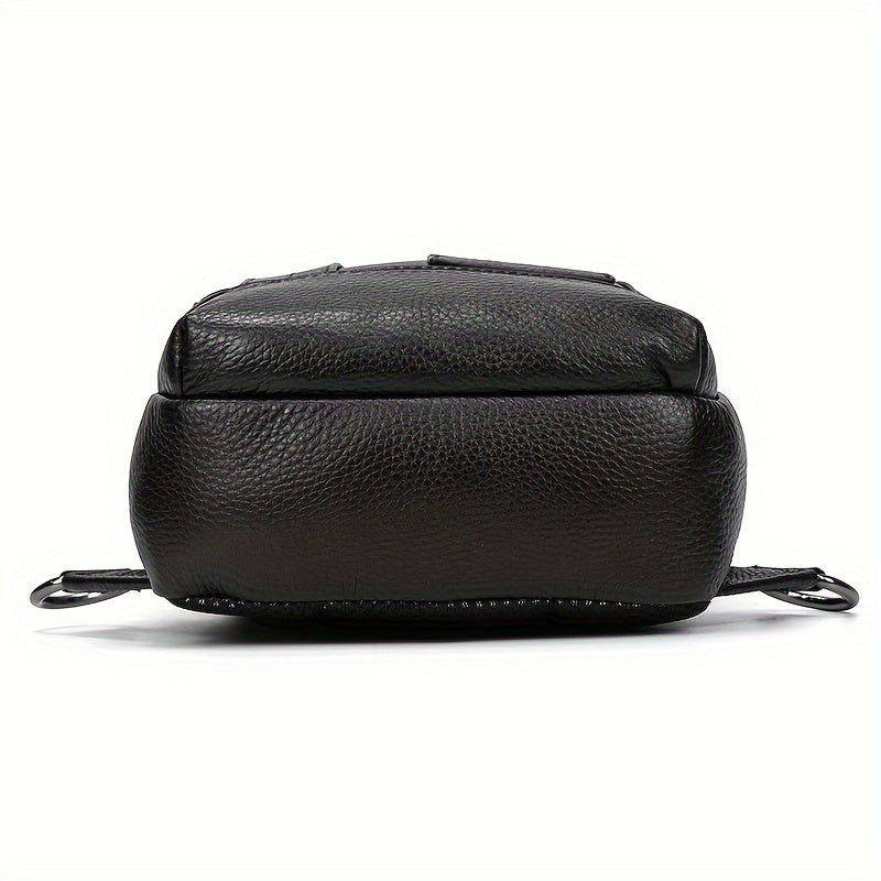 Zaino in pelle nera con texture granulosa, design compatto e dettagli metallici. Ideale per moda urbana e viaggi. Accessorio elegante e funzionale.