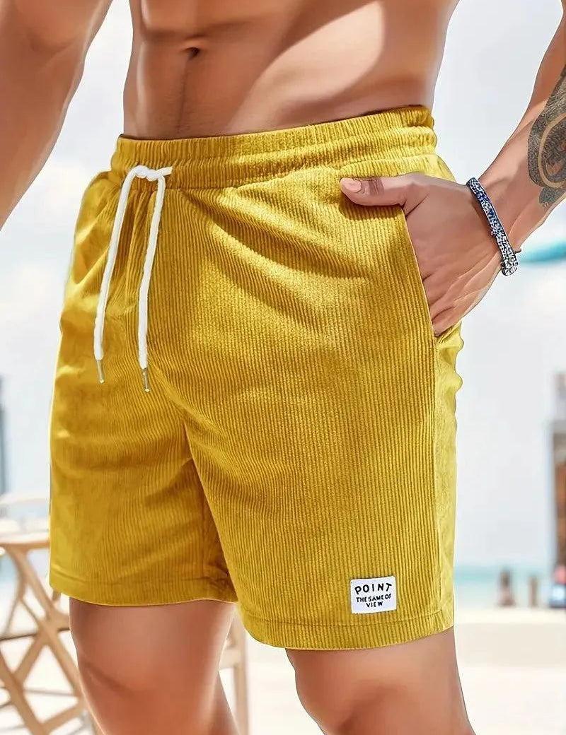 Shorts da uomo gialli in velluto a coste, con laccio bianco in vita e tasche laterali, ideali per l'estate e la spiaggia.