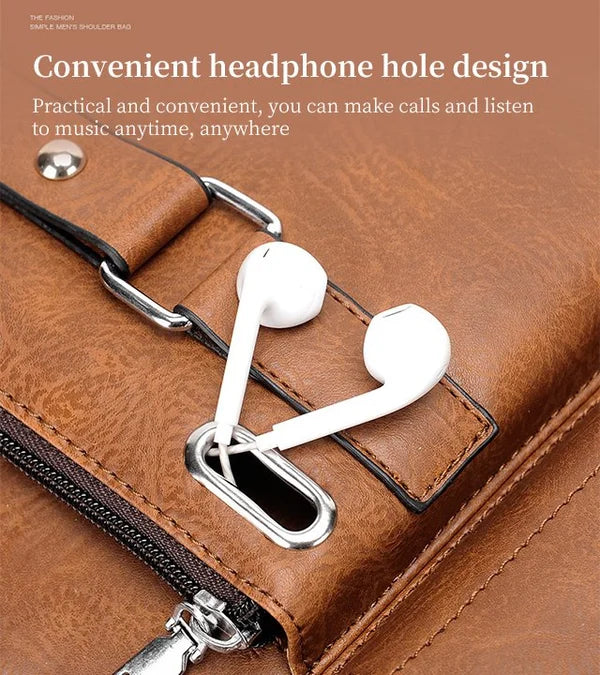 Borsa a tracolla in pelle marrone con foro per cuffie, design pratico per ascoltare musica e chiamare ovunque. Accessorio moda uomo elegante.