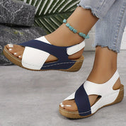 Sandali donna estivi bicolore blu e bianco, con zeppa in sughero e cinturino regolabile. Perfetti per look casual e comodi.