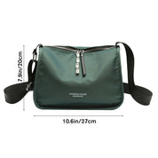 Borsa a tracolla verde scuro in nylon, dimensioni 27x20 cm, con cerniera e cinturino regolabile. Accessorio moda donna elegante e pratico.