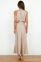 Abito lungo elegante in raso beige, senza maniche, con schiena scoperta. Perfetto per eventi formali e serate speciali.