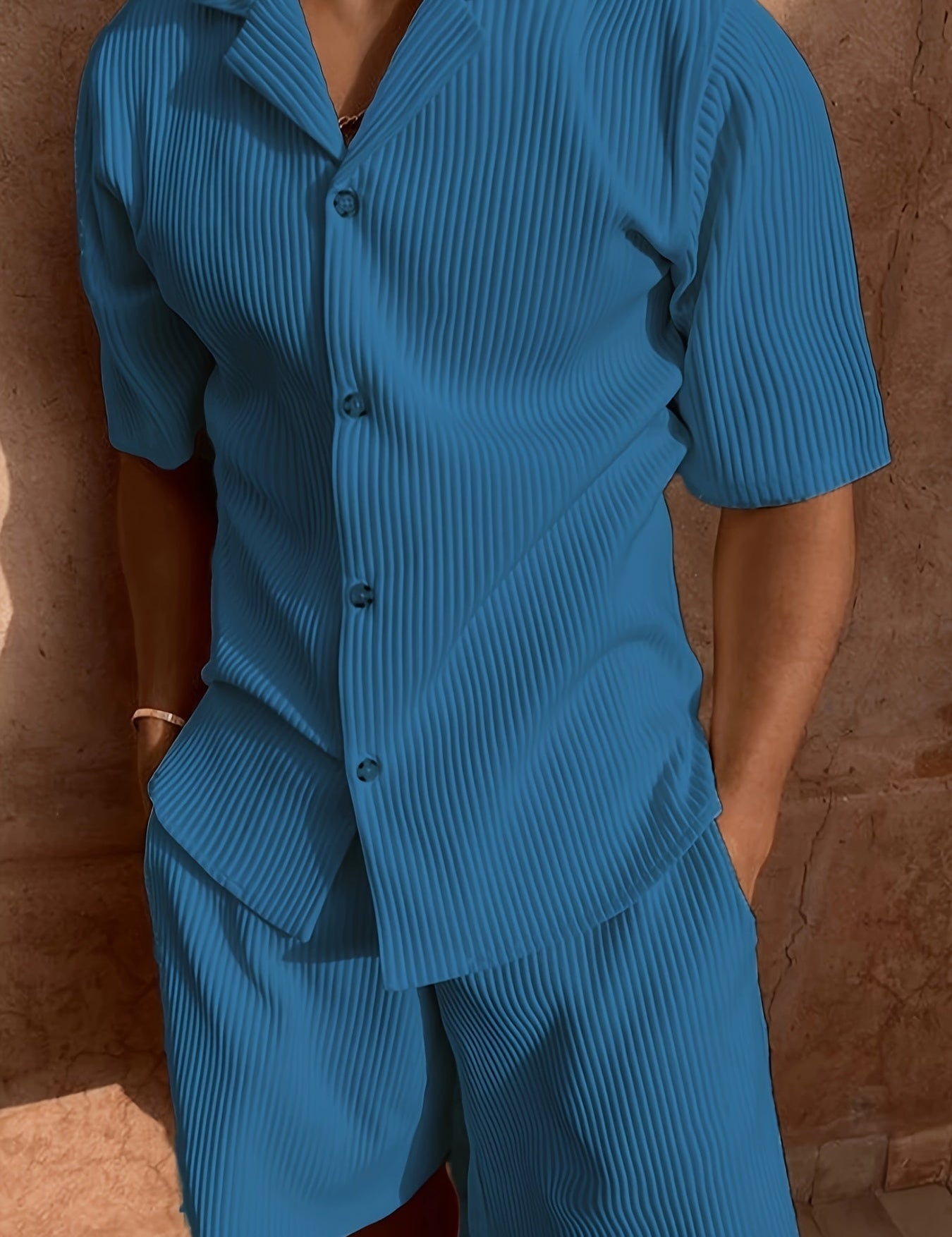 Completo estivo uomo blu a righe, camicia a maniche corte e pantaloncini coordinati. Moda casual, tessuto leggero, stile moderno.