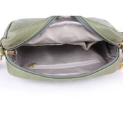 Borsa a tracolla verde oliva in pelle sintetica, interno spazioso con tasca con zip, chiusura a cerniera dorata, design elegante e moderno.