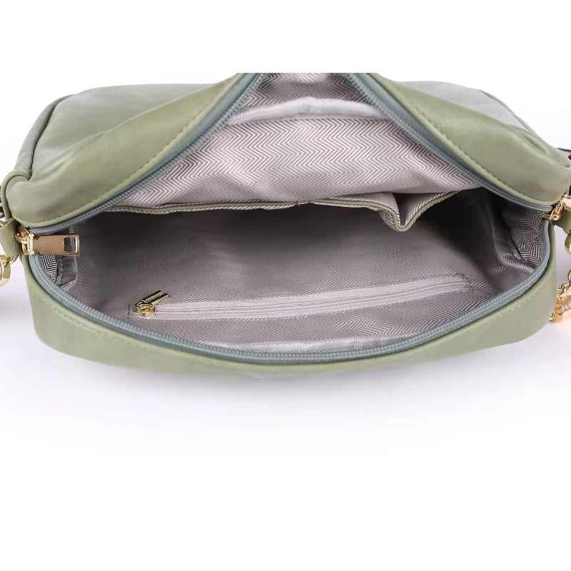 Borsa a tracolla verde oliva in pelle sintetica, interno spazioso con tasca con zip, chiusura a cerniera dorata, design elegante e moderno.