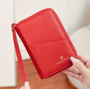 Portafoglio rosso in pelle con cerniera, design elegante e compatto, marchio "Forever Mynn", ideale per viaggi e uso quotidiano.