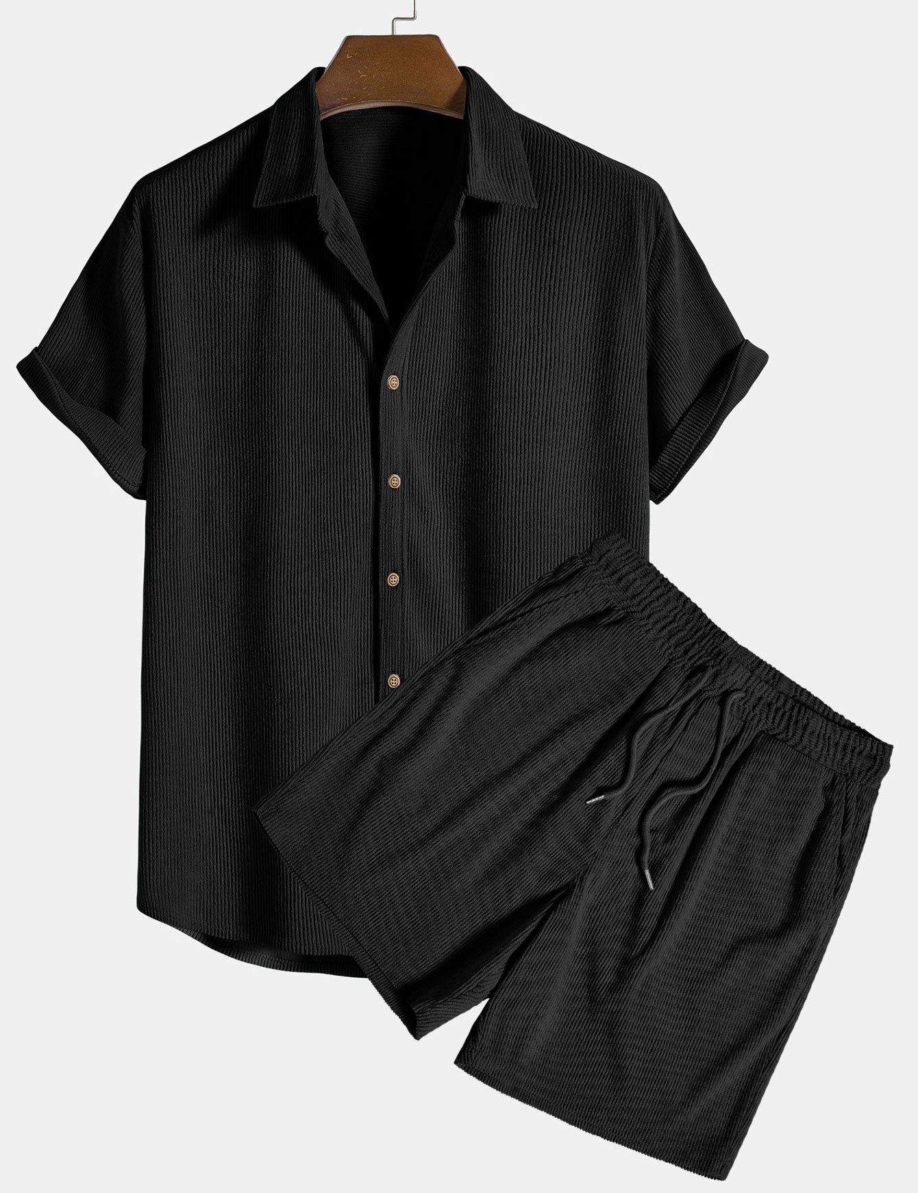 Set coordinato estivo uomo nero, camicia a maniche corte con bottoni e pantaloncini elastici. Abbigliamento casual leggero e traspirante.
