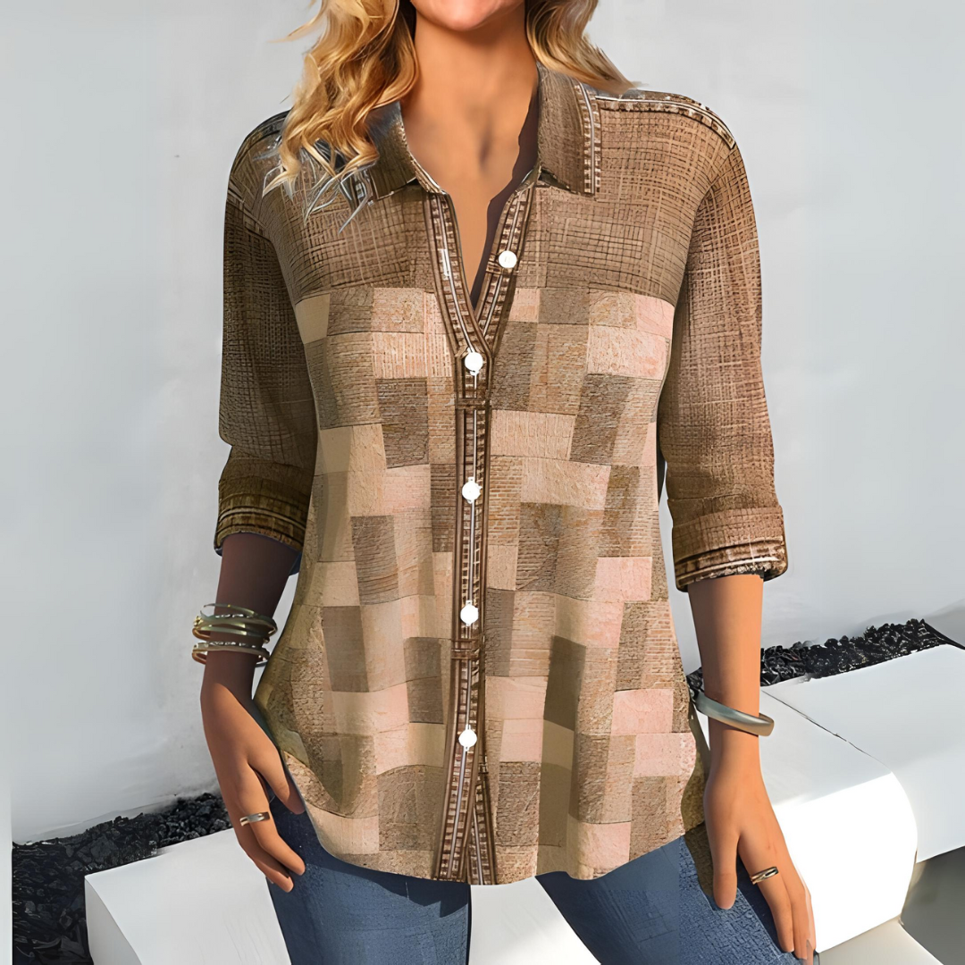 Camicia donna a quadri marrone, maniche lunghe, bottoni frontali, indossata con jeans. Stile casual elegante, moda autunnale.