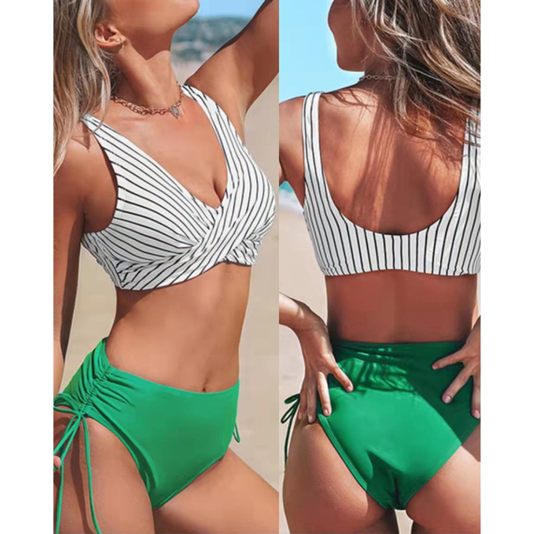 Costume da bagno donna a due pezzi, top a righe bianche e nere, slip verde con laccetti laterali, ideale per spiaggia e piscina.