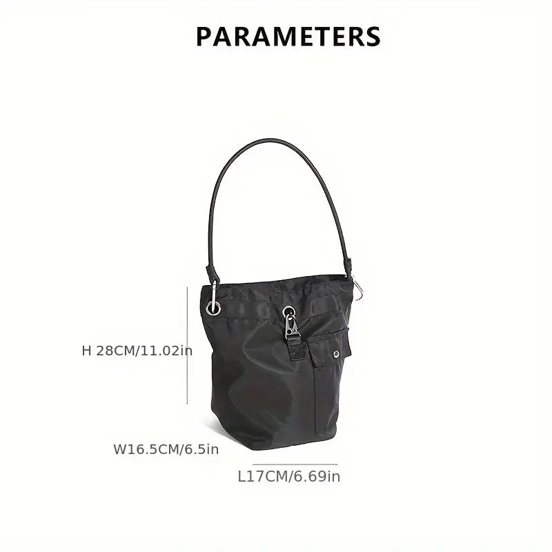 Borsa a secchiello nera in nylon, dimensioni: H 28cm, L 17cm, W 16.5cm, con manico e tasca frontale, design elegante e pratico per ogni occasione.