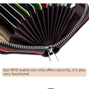 Portafoglio RFID nero aperto con cerniera, scomparti multipli per carte e banconote, design compatto e funzionale per sicurezza e organizzazione.