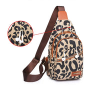 Zaino a tracolla leopardato con tasche multiple, cerniere robuste e foro per auricolari. Design moderno, ideale per moda urbana e viaggi.