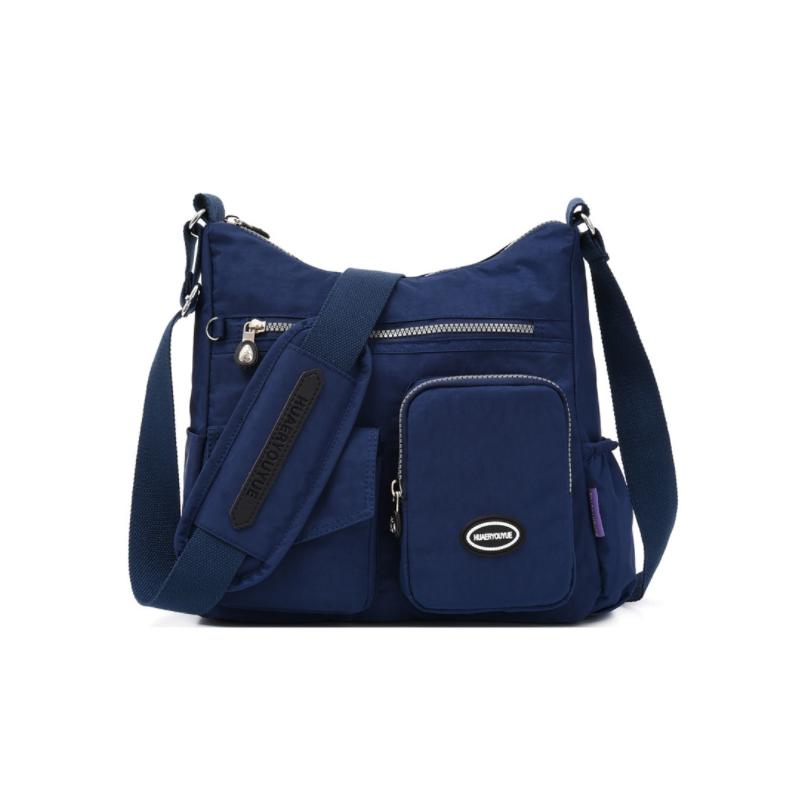 Borsa a tracolla blu in nylon con tasche multiple, cerniere e logo frontale. Design casual e pratico, ideale per uso quotidiano e viaggi.