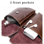 Borsa in pelle marrone con due tasche frontali, contenente una borraccia, power bank e auricolari. Design elegante e funzionale per accessori quotidiani.