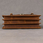 Borsa vintage in pelle marrone con design a fisarmonica, chiusura in metallo dorato, ideale per moda retrò e accessori eleganti.