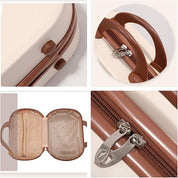 Valigia rigida beige con dettagli marroni, manico ergonomico, doppia cerniera robusta, interno spazioso con tasca a rete. Elegante e resistente.