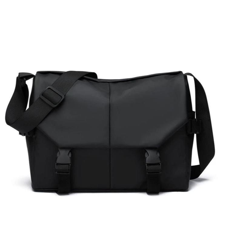 Borsa a tracolla nera impermeabile, design moderno, chiusura a fibbia, ideale per lavoro e viaggio. Accessorio moda unisex, capiente e resistente.